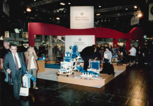 Messestand aus den 1900er Jahren von Gehrmeyer-Schuchmann. Im Vordergrund sind Bad + Hygieneprodukte von Rifton zu sehen.
